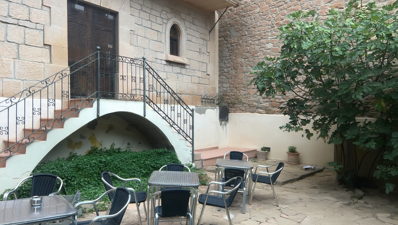 Patio histórico de La Garbinada con escalera de hierro forjado