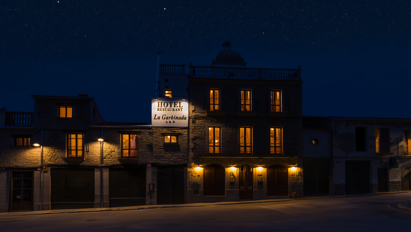 Hotel La Garbinada de noche con cielo estrellado