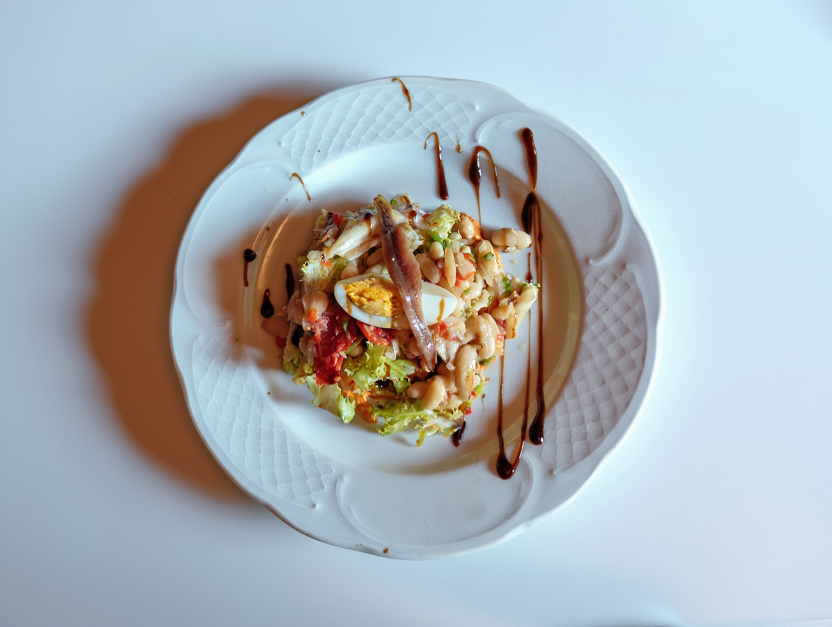 Timbal de ensalada con anchoas